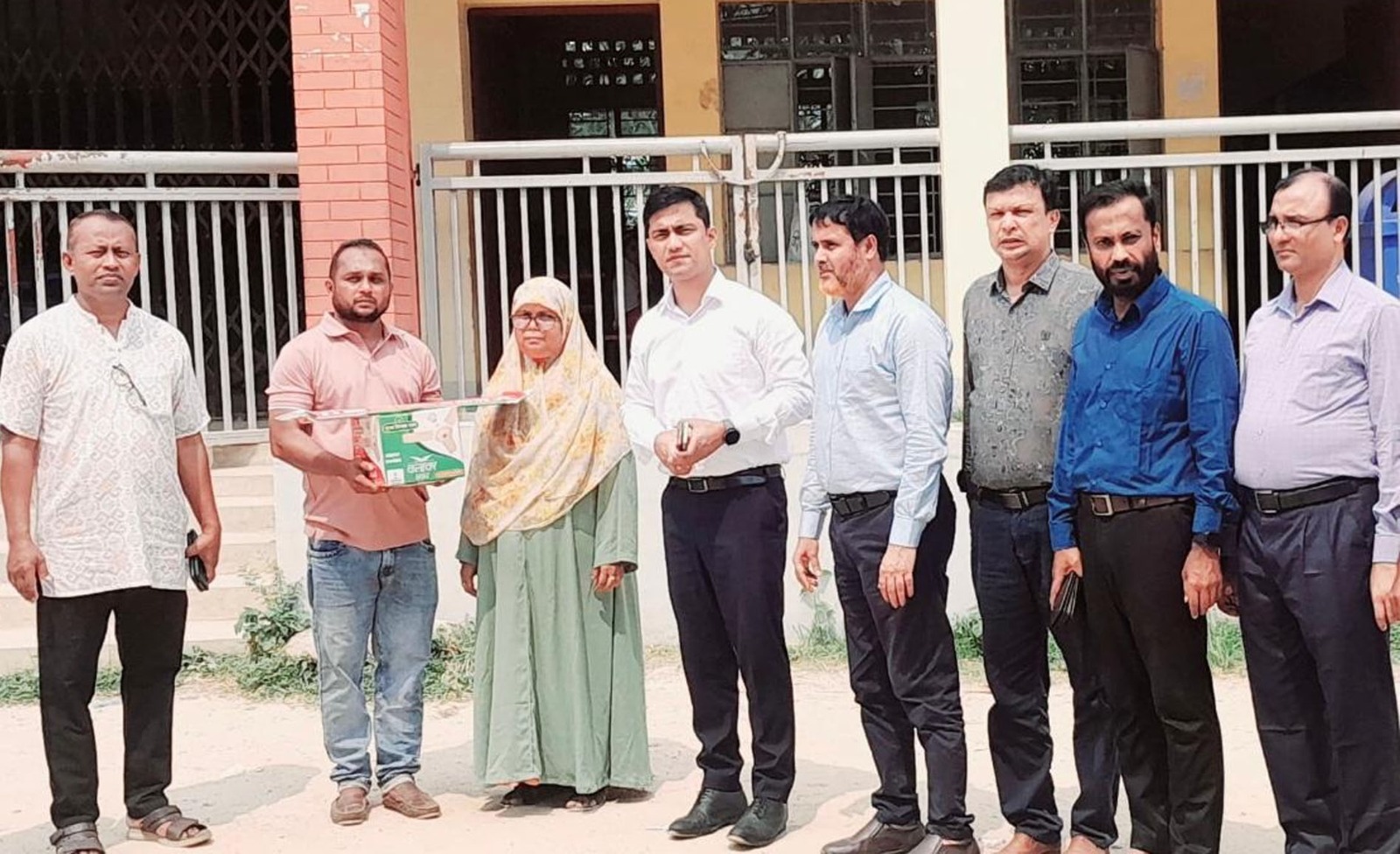 চৌদ্দগ্রামে প্রাথমিক বিদ্যালয়ে সিলিং ফ্যান উপহার জহিরুল ইসলাম সুমন