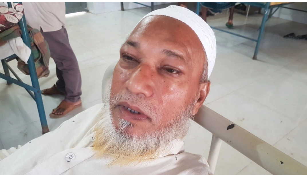 জমি বিরোধে সাংবাদিকের মা-বাবার ওপর হামলার অভিযোগ, বাবাকে শ্বাসরোধের চেষ্টা।