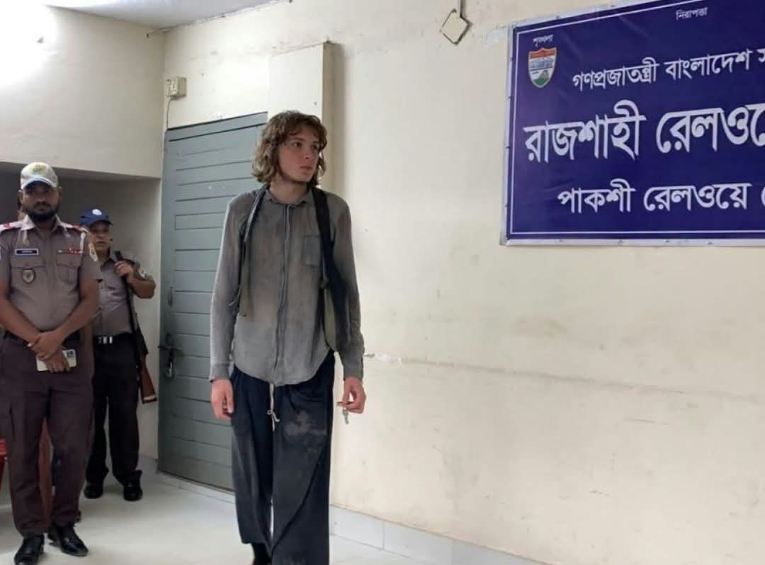 চুরি যাওয়া ম্যাকবুক-ক্যামেরার খোঁজে রাজশাহীতে জার্মান পর্যটক