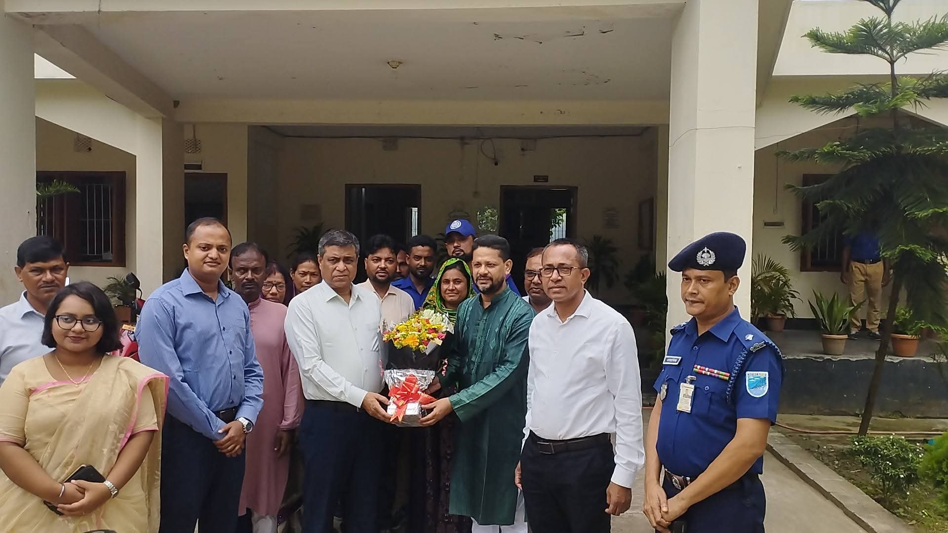 বোয়ালমারীর সাতৈর ইউপি পরিদর্শনে বিভাগীয় কমিশনার