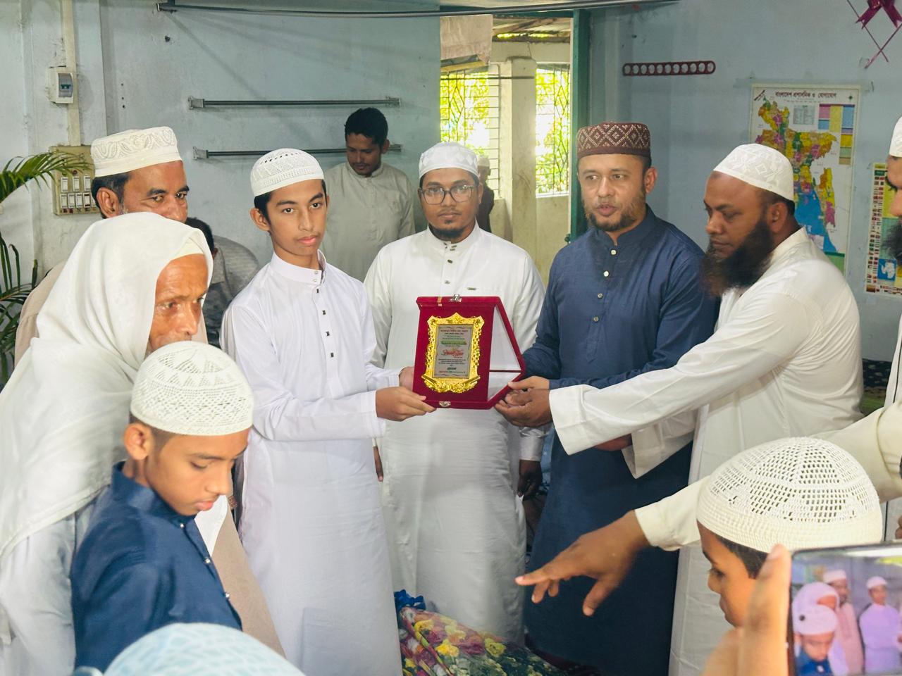 চৌদ্দগ্রামে মেষতলা মাদ্রাসার তিন শিক্ষার্থীকে কোরআন হেফজ সম্পন্ন করায় সংবর্ধনা।