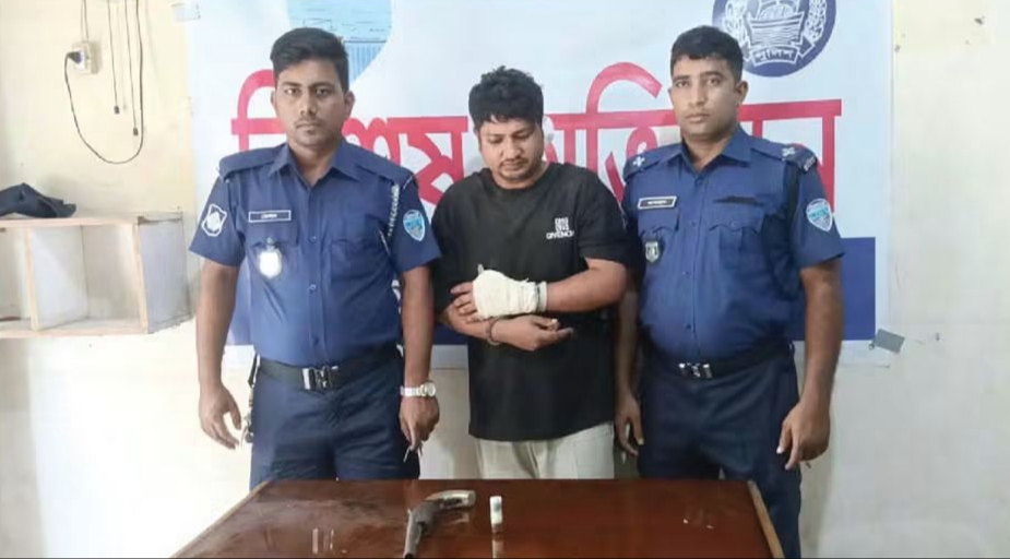 চৌদ্দগ্রামে পরকিয়ার জেরে যুবককে গণপিটুনি, অস্ত্রসহ পুলিশে সোপর্দ