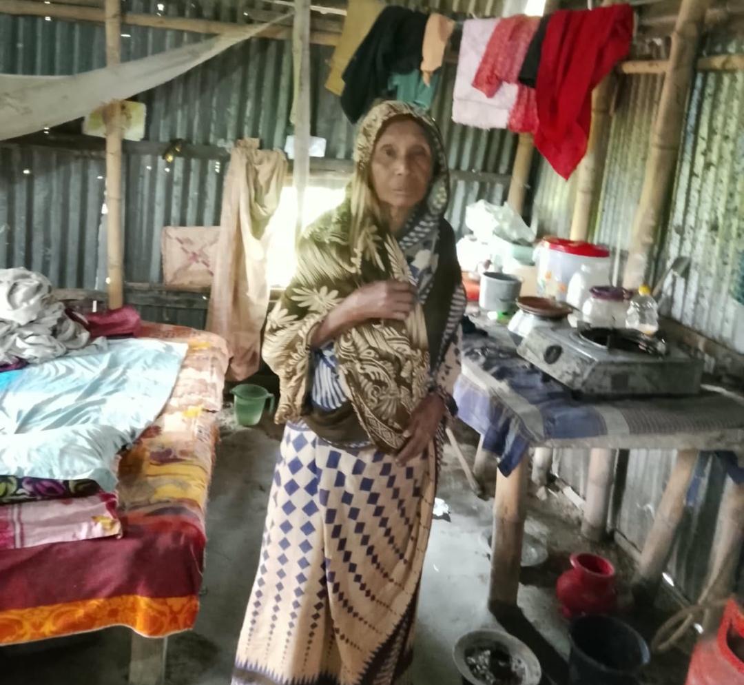 নদীভাঙনে নিঃস্ব বিধবা আছিয়া বেগম, জরাজীর্ণ ঘরে মানবেতর জীবনযাপন!