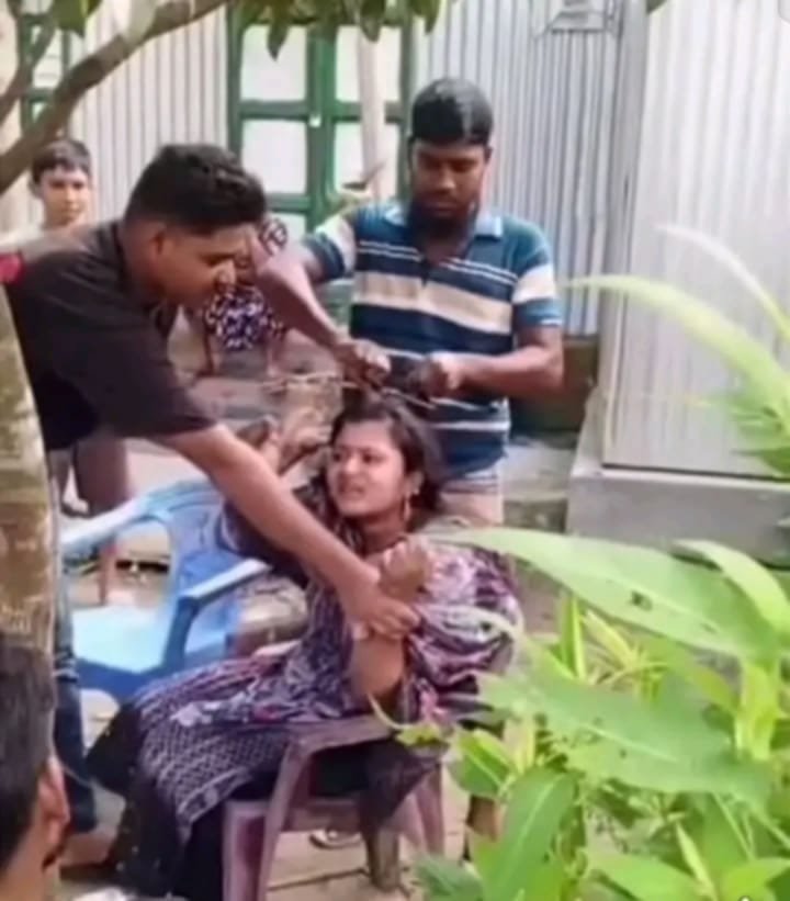 সদরপুরে গৃহবধূর মাথার চুল কেটে দিলো এলাকাবাসী