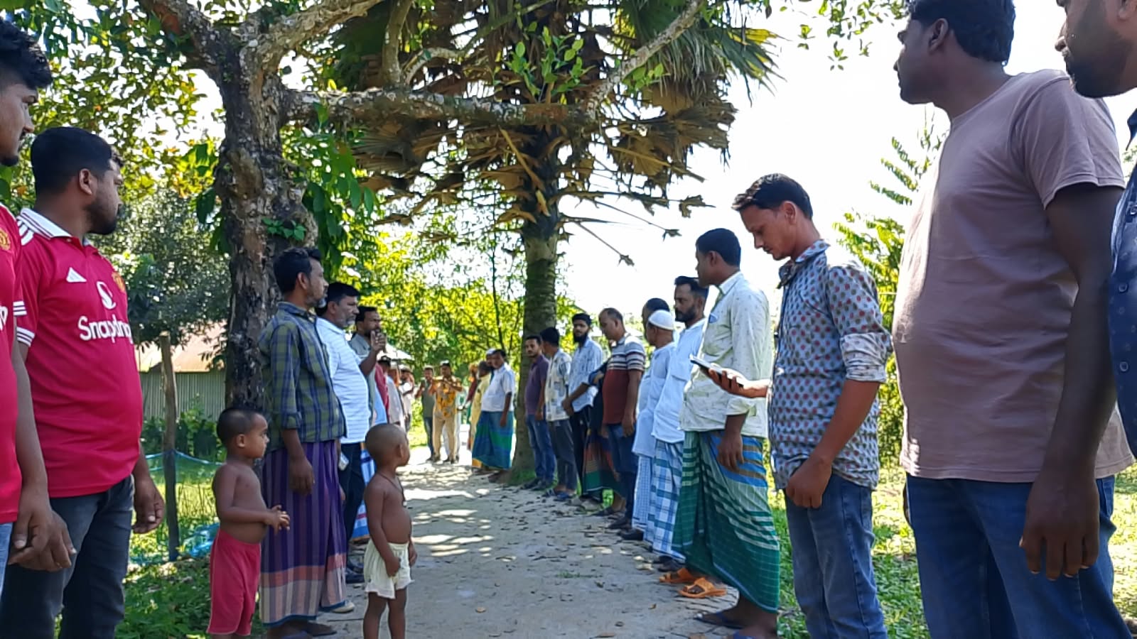 শ্রীপুরে মিথ্যা মামলার হয়রানি ও চলাচলের রাস্তা বন্ধের অভিযোগ, প্রতিবাদে এলাকাবাসীর মানববন্ধন