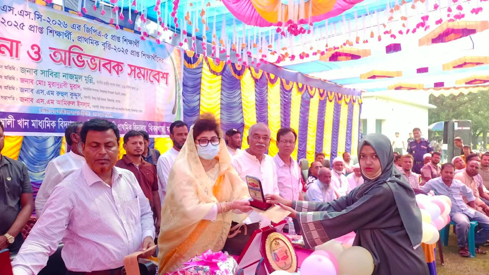 যশোরের ঝিকরগাছায় এমপি সাবিরা সুলতানা মুন্নীকে সম্বর্ধনা ও অবিভাবক সমাবেশ।