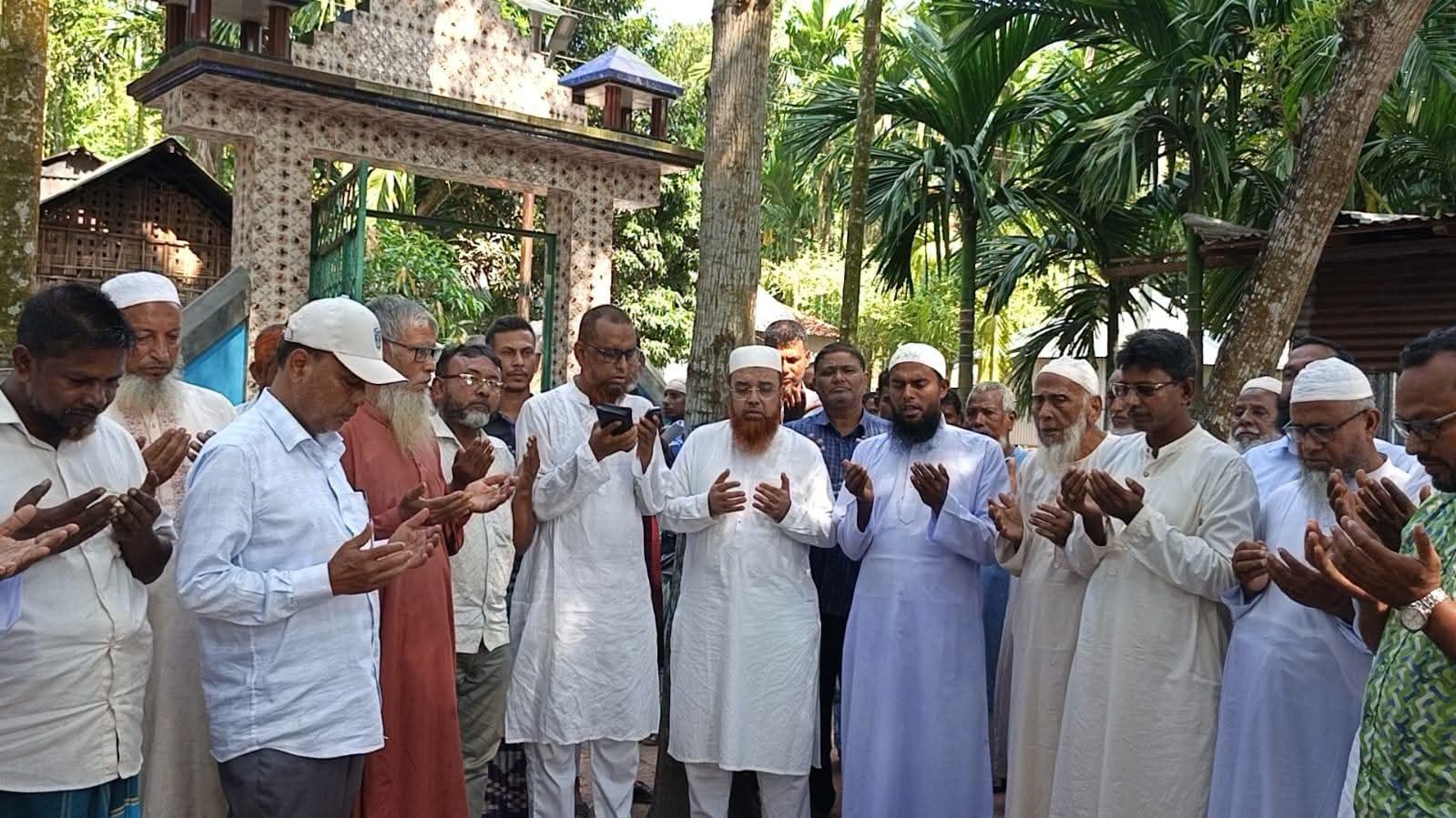 রাজারহাটে মসজিদের ছাদ ঢালাই উদ্বোধন করলেন সোহেল হোসনাইন কায়কোবাদ।