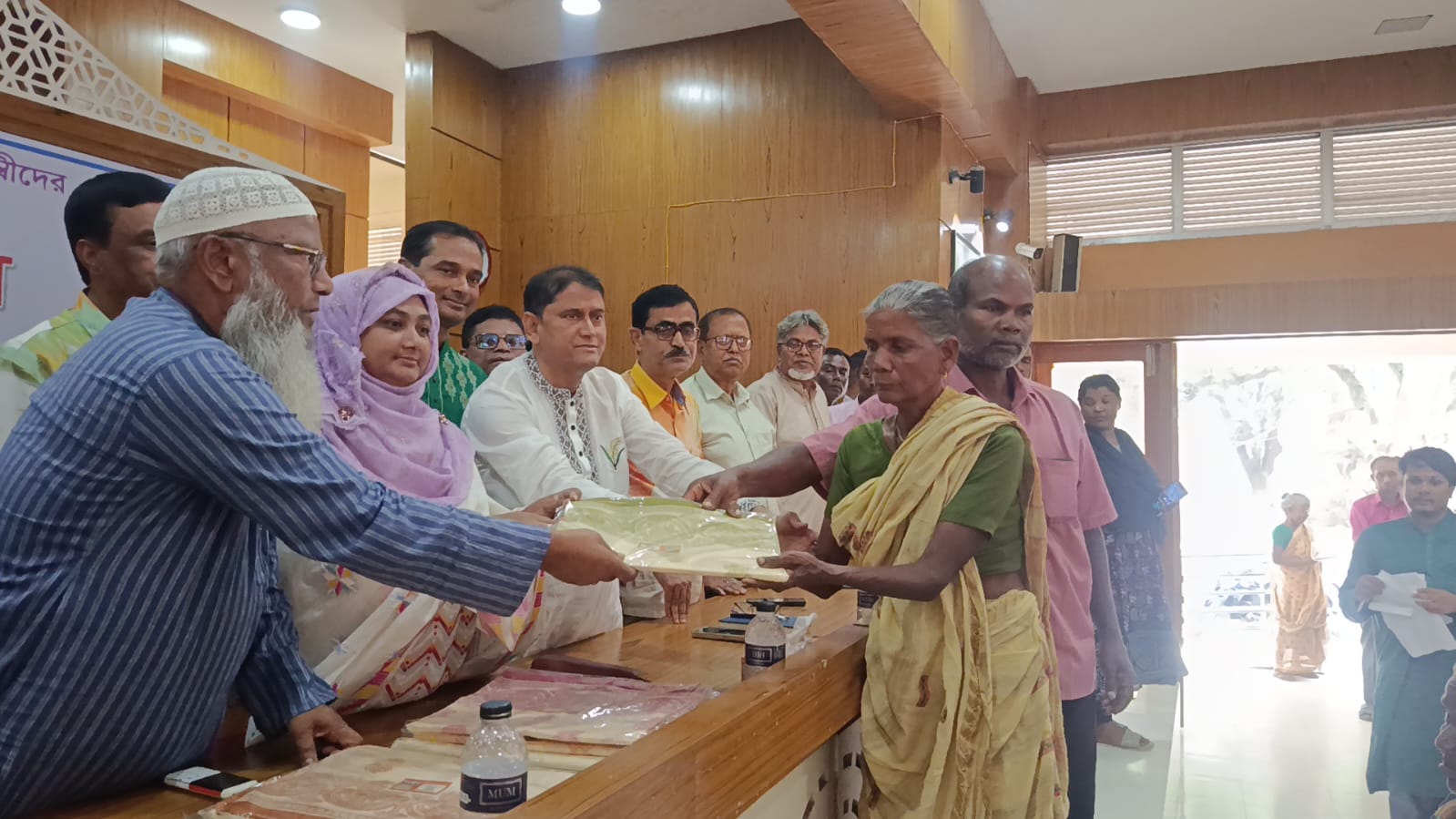 মান্দায় এমপি টিপুর উদ্যোগে ৩০০ দুস্থ মানুষের মাঝে শাড়ি বিতরণ