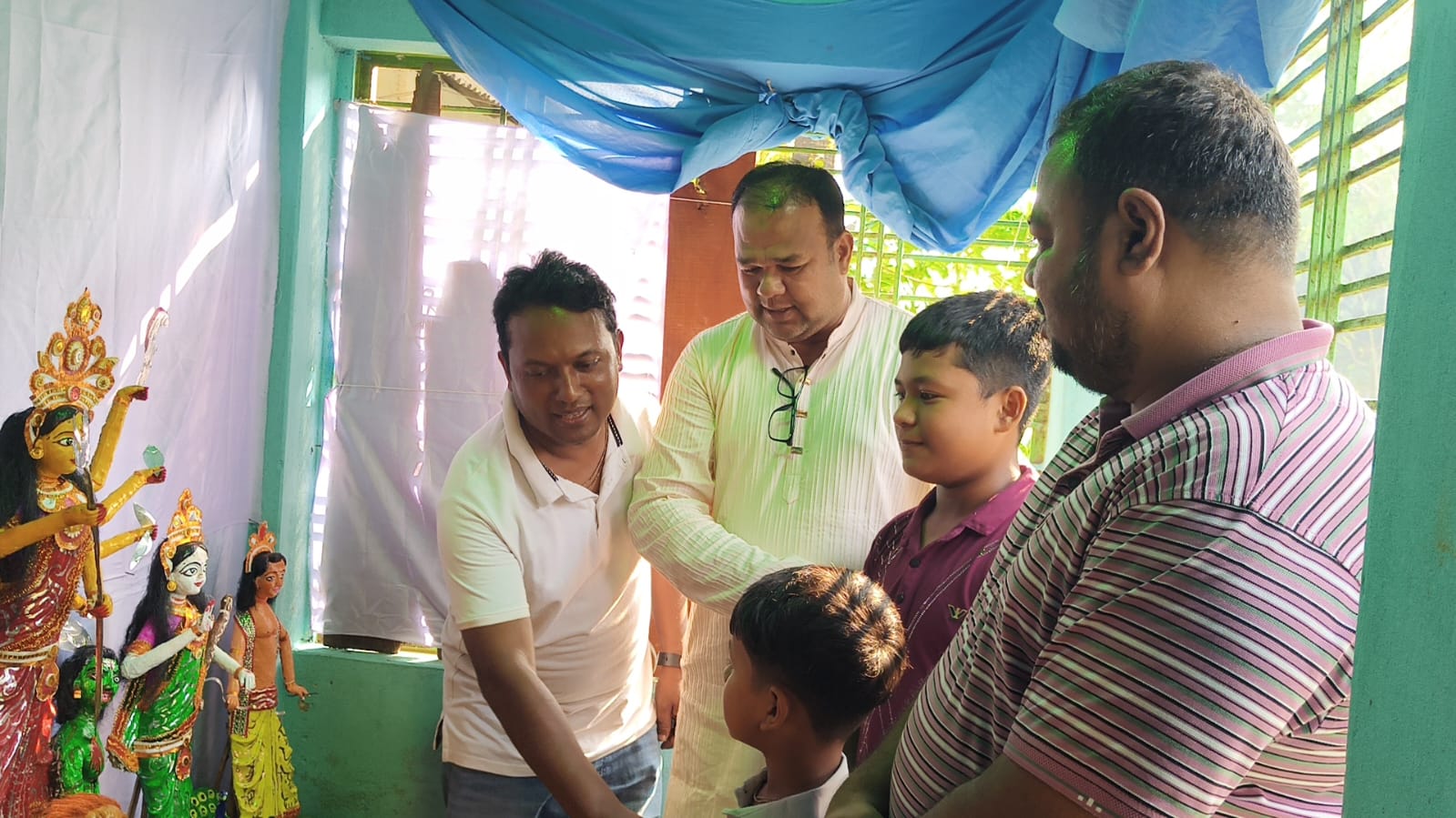 বীরগঞ্জে নিজ হাতে দুর্গাপ্রতিমা তৈরি করে ব্যতিক্রমী দুর্গোৎসবের আয়োজন মাধুর্য্যের বাড়িতে জননেতা আক্কাস আলী