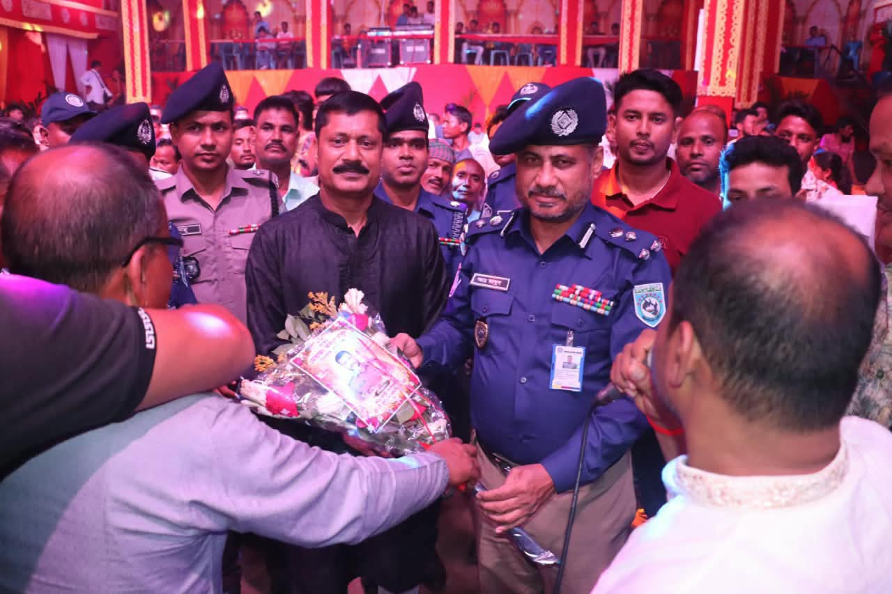 রংপুর রেঞ্জ ডিআইজি জনাব মোহাম্মদ আবদুল মাবুদ-বিপিএম মহোদয়ের ঠাকুরগাঁও জেলা সফরে বিভিন্ন পূজামণ্ডপ পরিদর্শন ও সুশীল সমাজের সঙ্গে মতবিনিময়ঃ