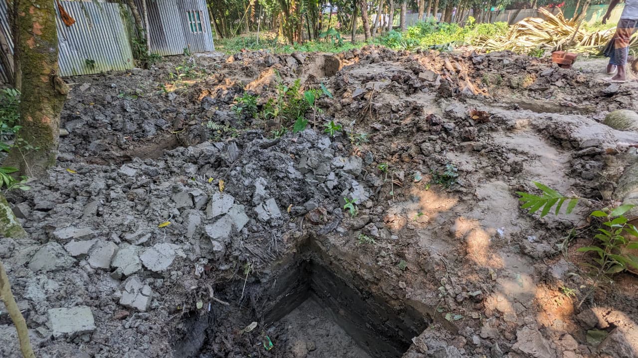 চৌদ্দগ্রামে শত বছরের গণকবরস্থানে যাতায়াতের খাস জায়গা দখলের চেষ্টা