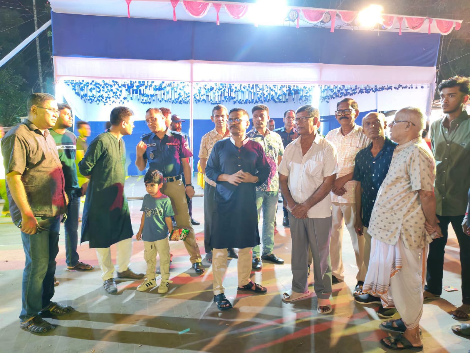 নড়াইলে সনাতন ধর্মাবলম্বীদের সঙ্গে শারদীয় শুভেচ্ছা বিনিময় করেন এসপি আল মামুন শিকদার