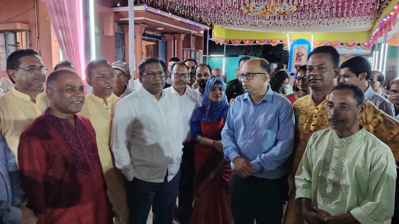 নেত্রকোনায় শারদীয় দুর্গাপূজা পরিদর্শন করলেন বিভাগীয় কমিশনার