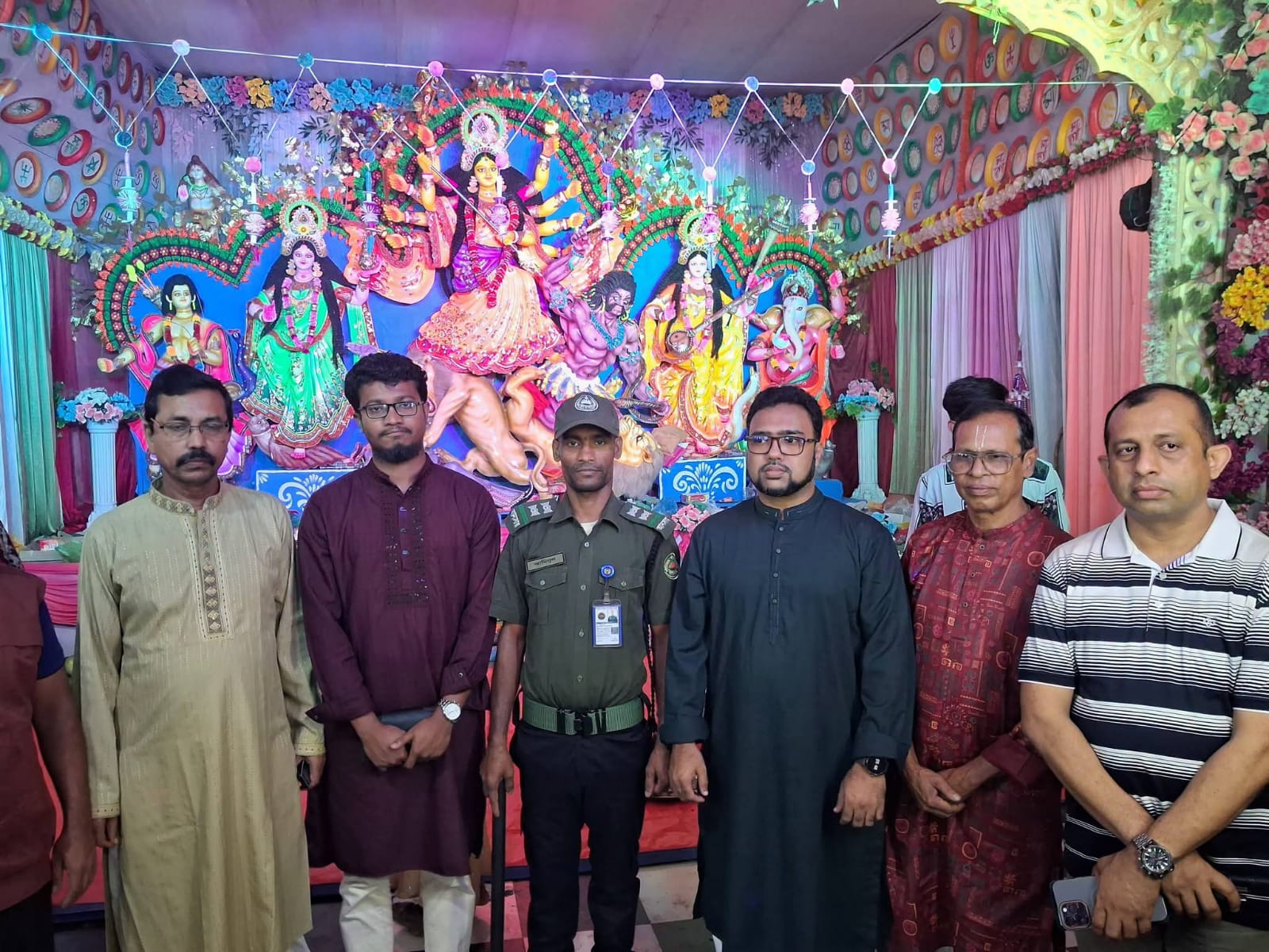 বাউফল উপজেলা নির্বাহী অফিসার বিভিন্ন পূজা মন্ডল পরিদর্শন করেন।