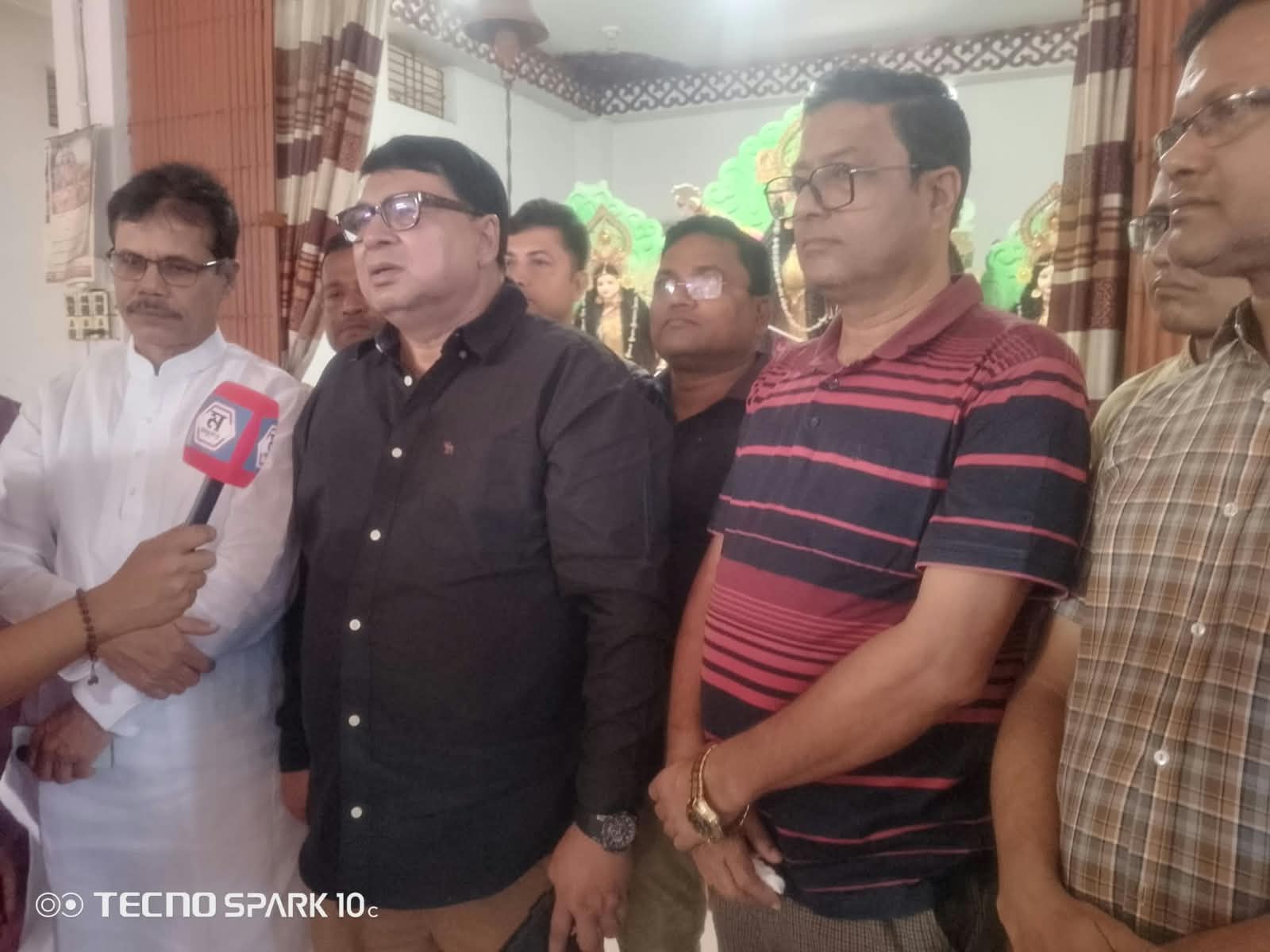 পলাশবাড়ীতে পূজামণ্ডপ পরিদর্শন ও চেক বিতরণ করলেন ডা. মইনুল হাসান সাদিক
