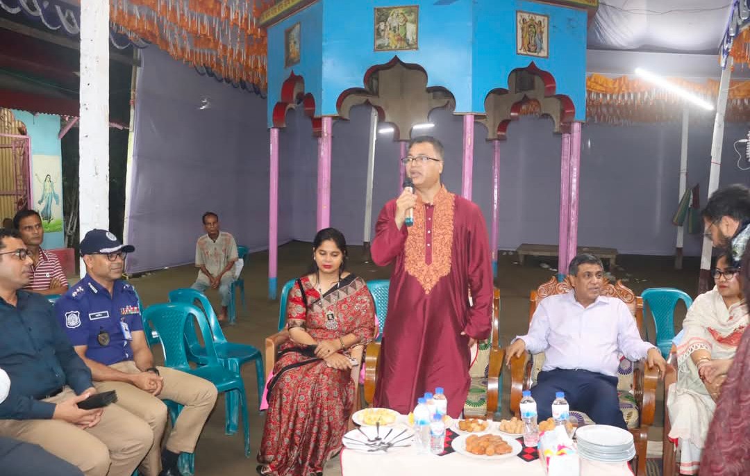 গাজীপুরে ঢাকা রেঞ্জের ডিআইজি ও বিভাগীয় কমিশনার জেলার বিভিন্ন পূজামণ্ডপ পরিদর্শন