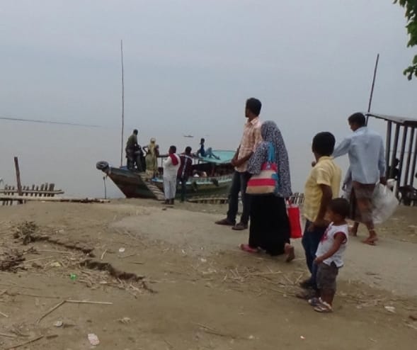 চরভদ্রাসনের দুর্গম চরে স্বাস্থ্যসেবার সংকট, হাসপাতালে নেওয়ার পথে নারীর মৃত্যু