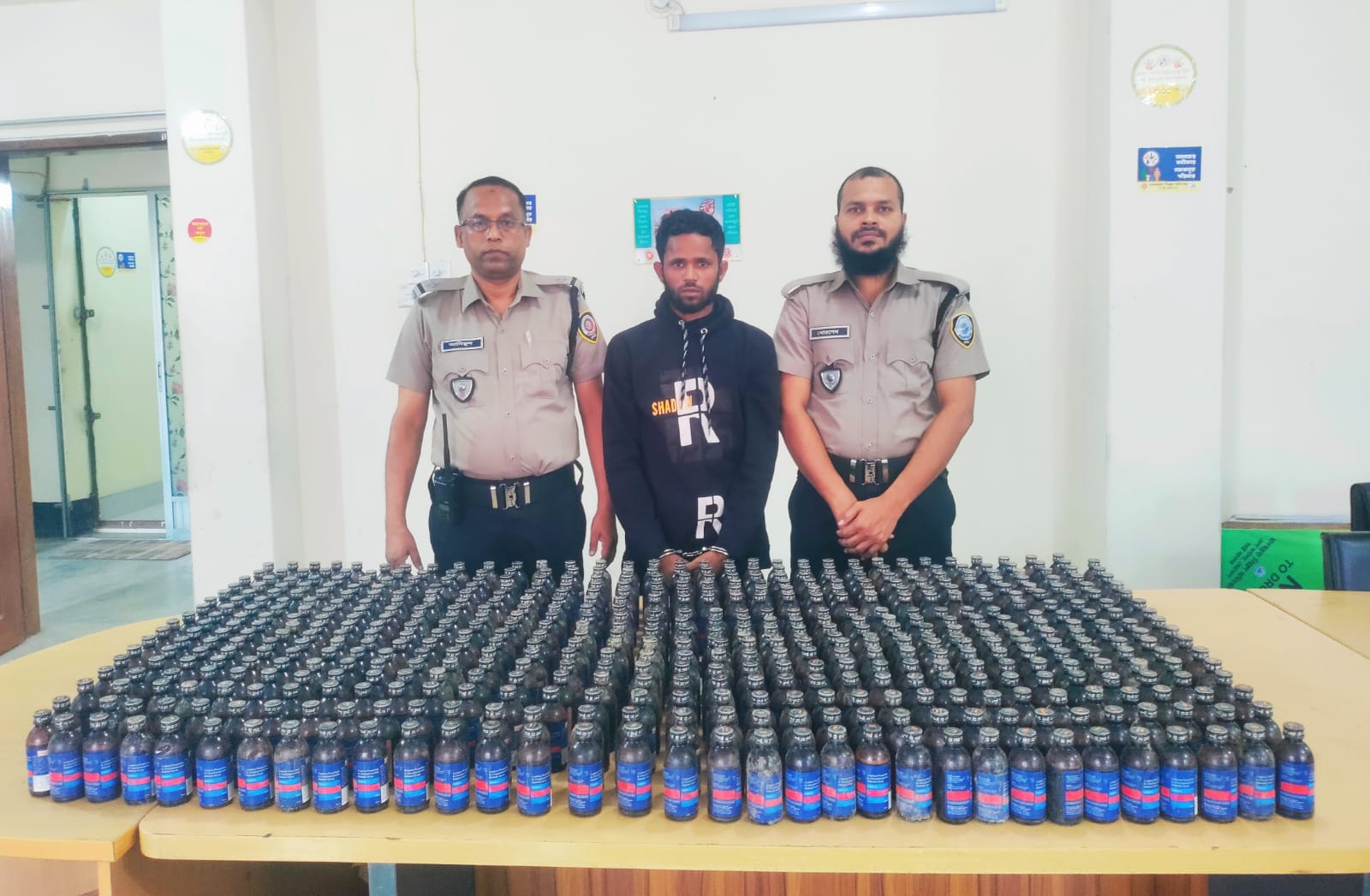 নেত্রকোণায় ৫৬০ বোতল ফেনসিডিলসহ মাদক কারবারি আটক, বাজারমূল্য প্রায় ২২ লাখ টাকা