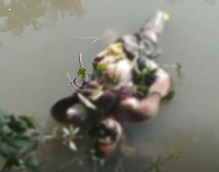 বাউফলে খাল থেকে হাত পা বাধা অবস্থায় অজ্ঞাত ব্যক্তির লাশ উদ্ধার শরীরে বাধা ১৬ টি ইট।