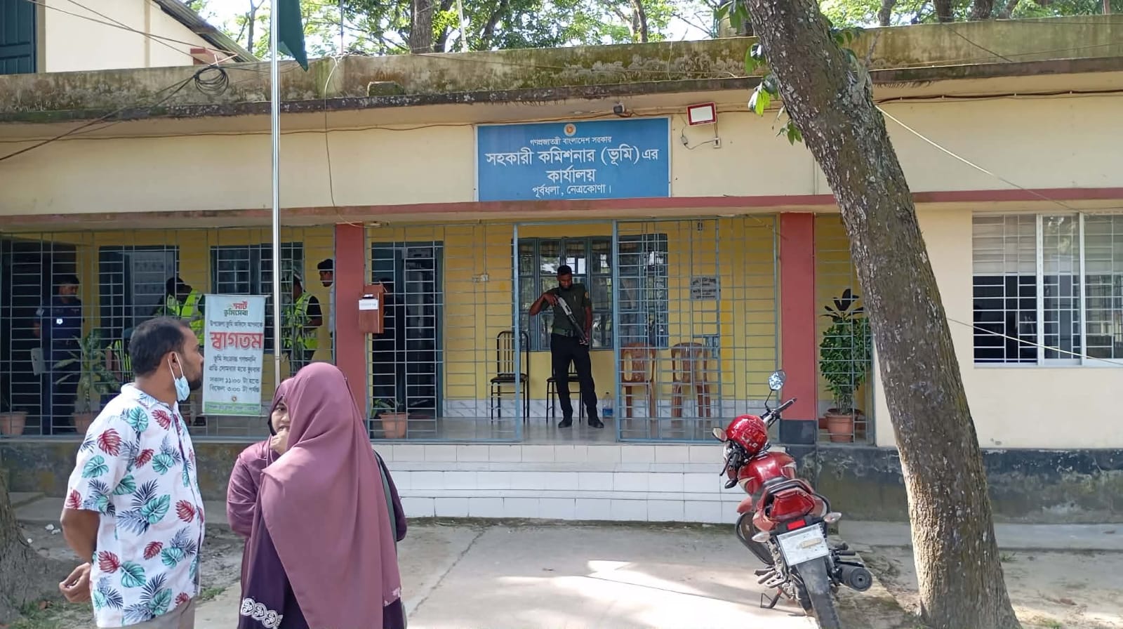 নেত্রকোনার পূর্বধলা ভূমি অফিসে দুর্ধর্ষ চুরি, গ্রিল কেটে টাকা লুট—সিসিটিভিতে নেই ফুটেজ