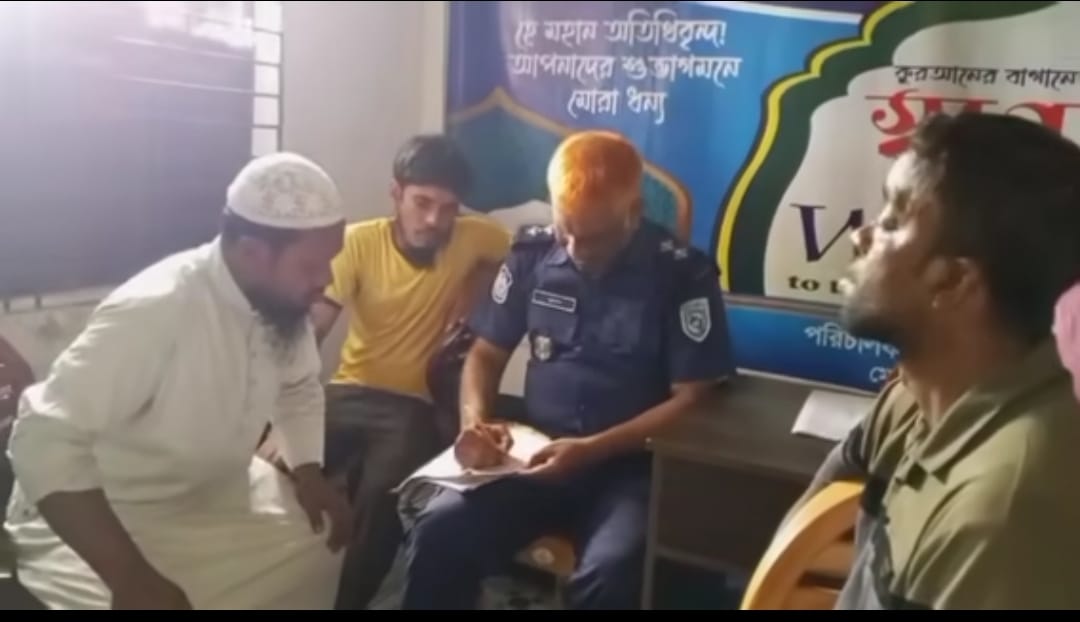 গাইবান্ধায় ছেলেধরা সন্দেহে দুই ব্যক্তি আটক, পুলিশের কাছে হস্তান্তর