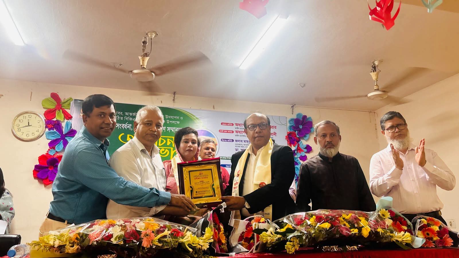 প্রবীণ দিবসে নোবিপ্রবি উপাচার্যকে সংবর্ধনা