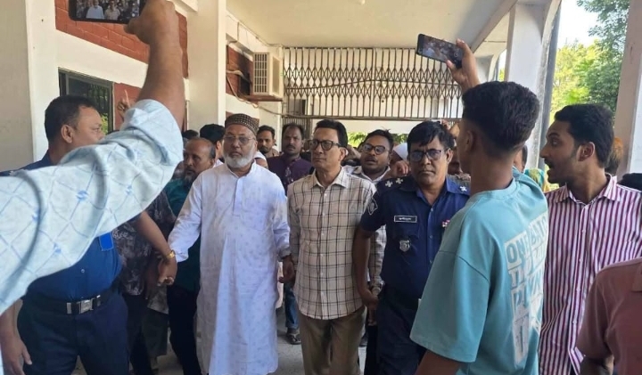 ঠাকুরগাঁও জেলার পীরগনজ উপজেলার কার্যক্রম নিষিদ্ধ আওয়ামী লীগের ১৭ নেতাকর্মীকে আদালতের কারাগারে পাঠানোর নির্দেশঃ